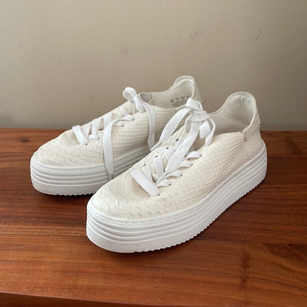 NEW with flaw, Sam Edelman Pippi snake sneaker white lter